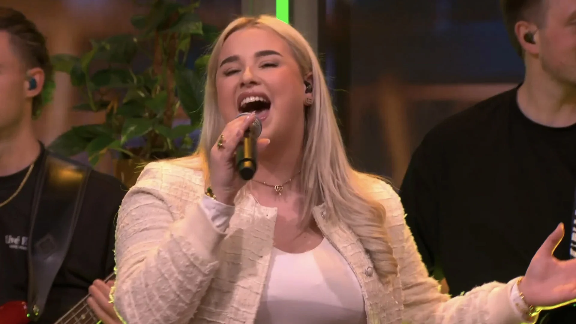 Senna Willems is terug bij De Oranjezondag en opent uitzending met 'Kleine Vogel'