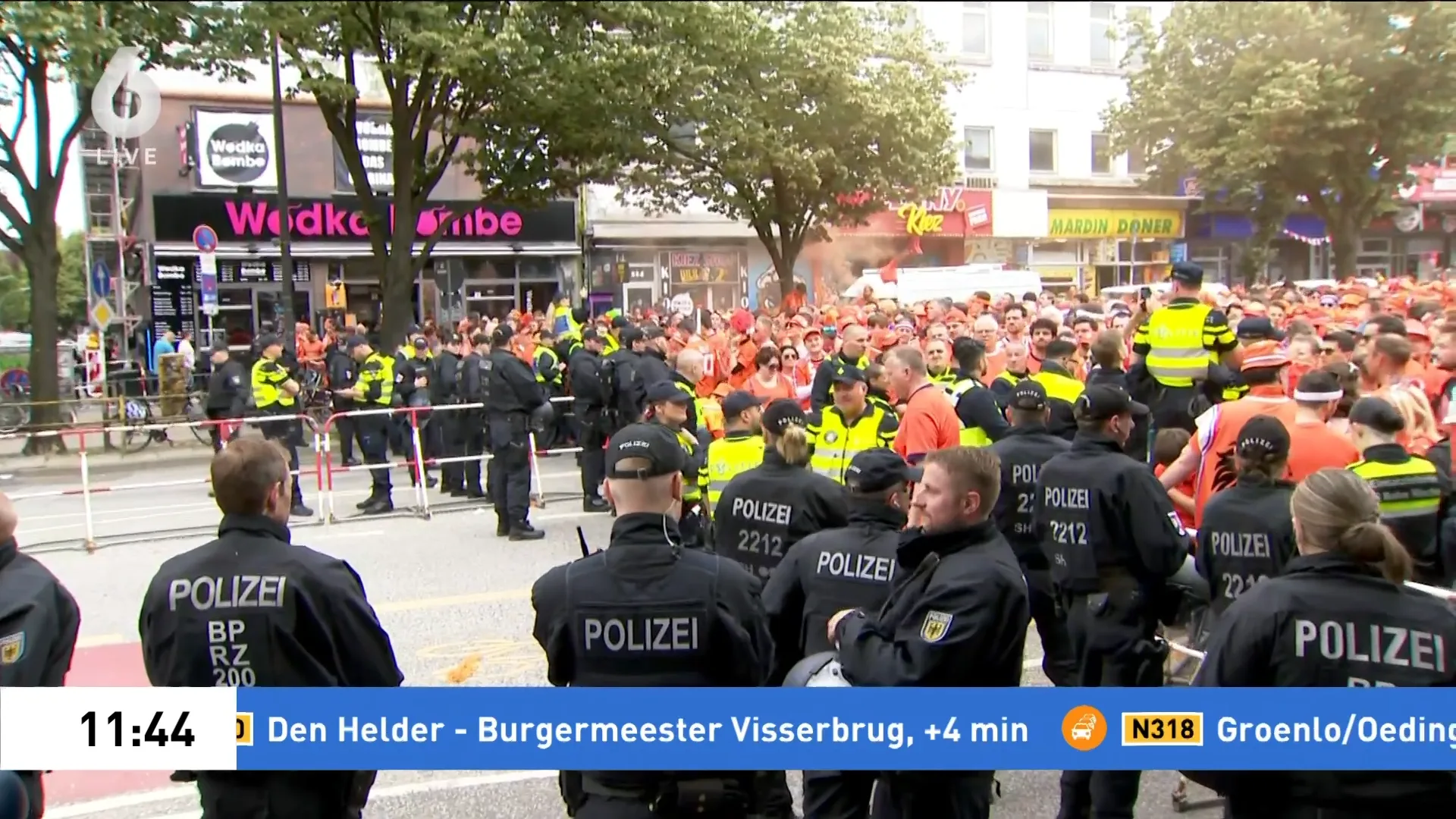 Oranjefans richting stadion tegengehouden door politie: te druk