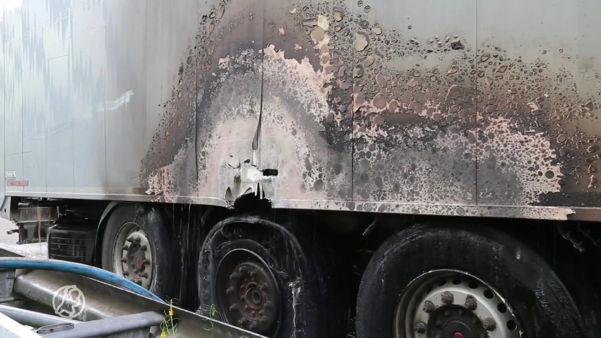 Drie rijstroken A2 dicht om brandende vrachtwagen bij Vianen