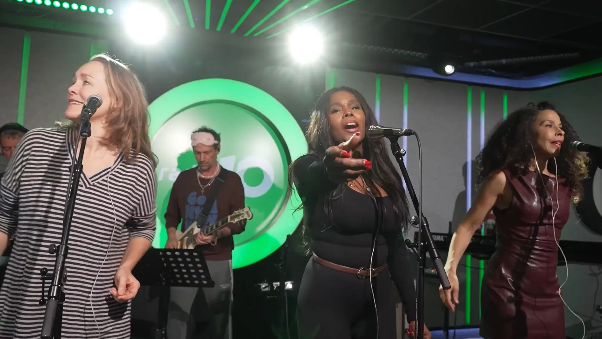 Last Dance door tributeband Donna's Hot Stuff bij Gordon & Froukje!