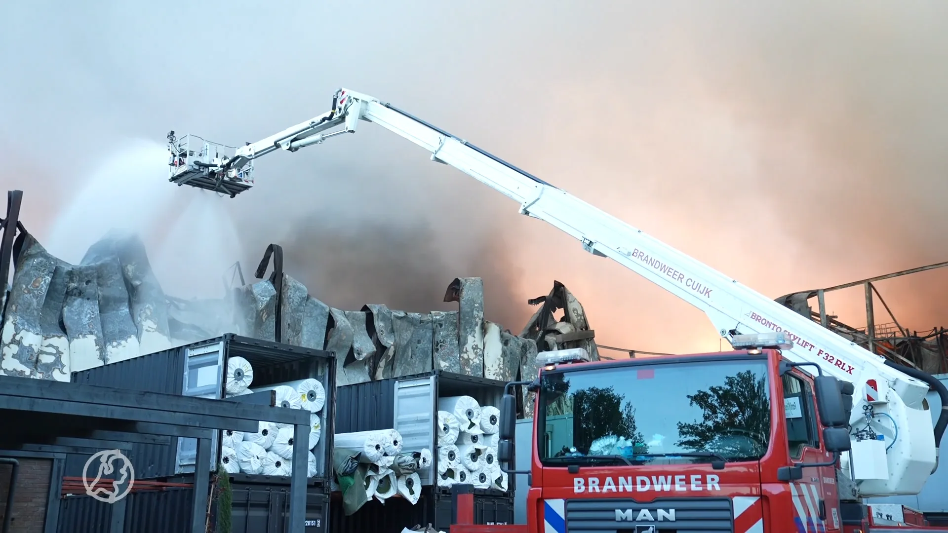 Bedrijfspand Oss geheel uitgebrand, brand nog niet onder controle
