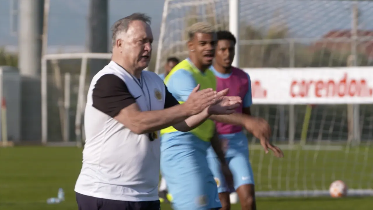 Dick Advocaat bloedfanatiek op trainingskamp Curaçao in Turkije: 'JAAG OP DAAR!'