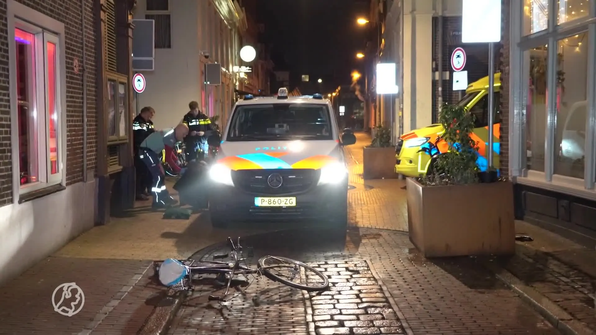 Botsing tussen politiebusje en fietser in Groningen, fietser raakt gewond