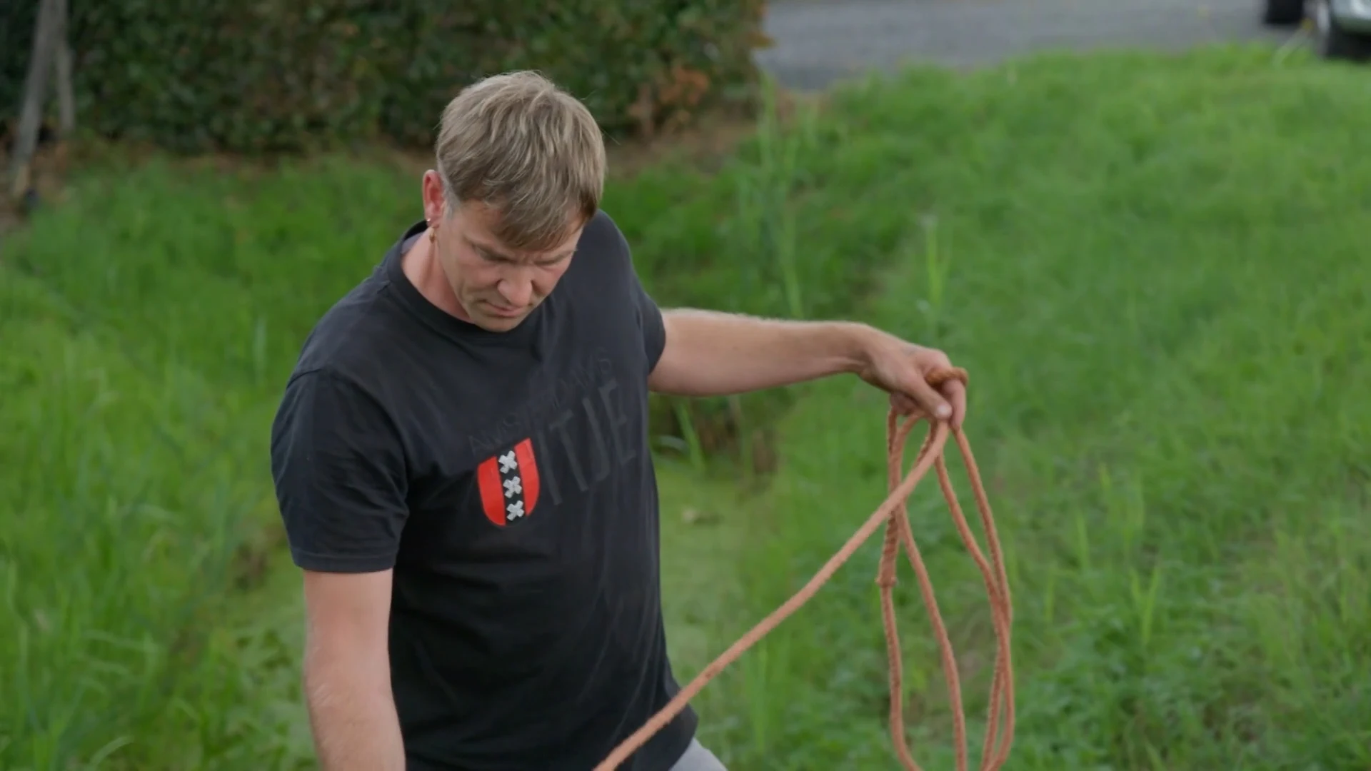 Oeps: aanhangwagen zit vast in de sloot