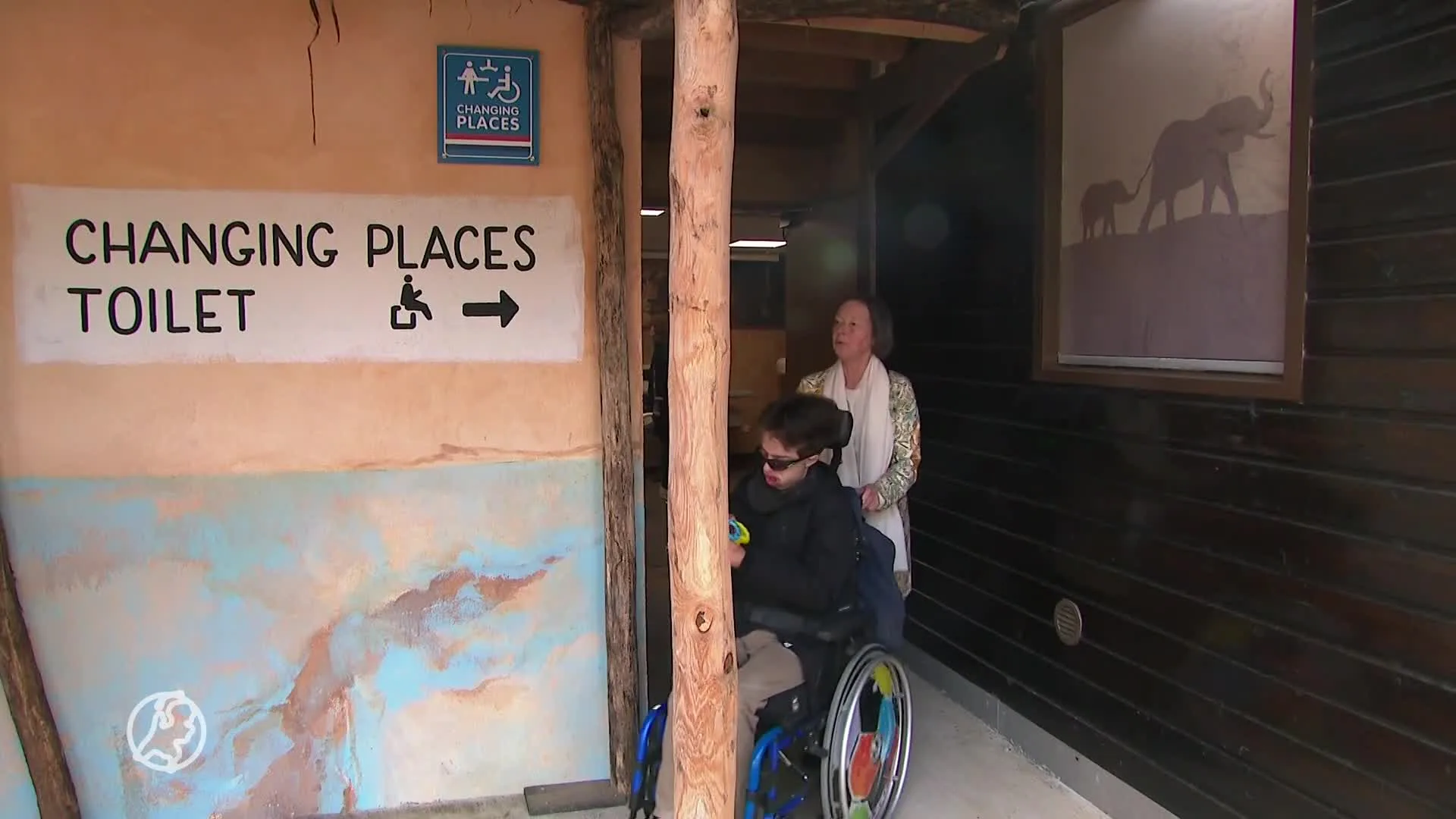 Eerste liggende toilet voor zwaar gehandicapten geopend: 'Nu kunnen we eindelijk dagje uit'