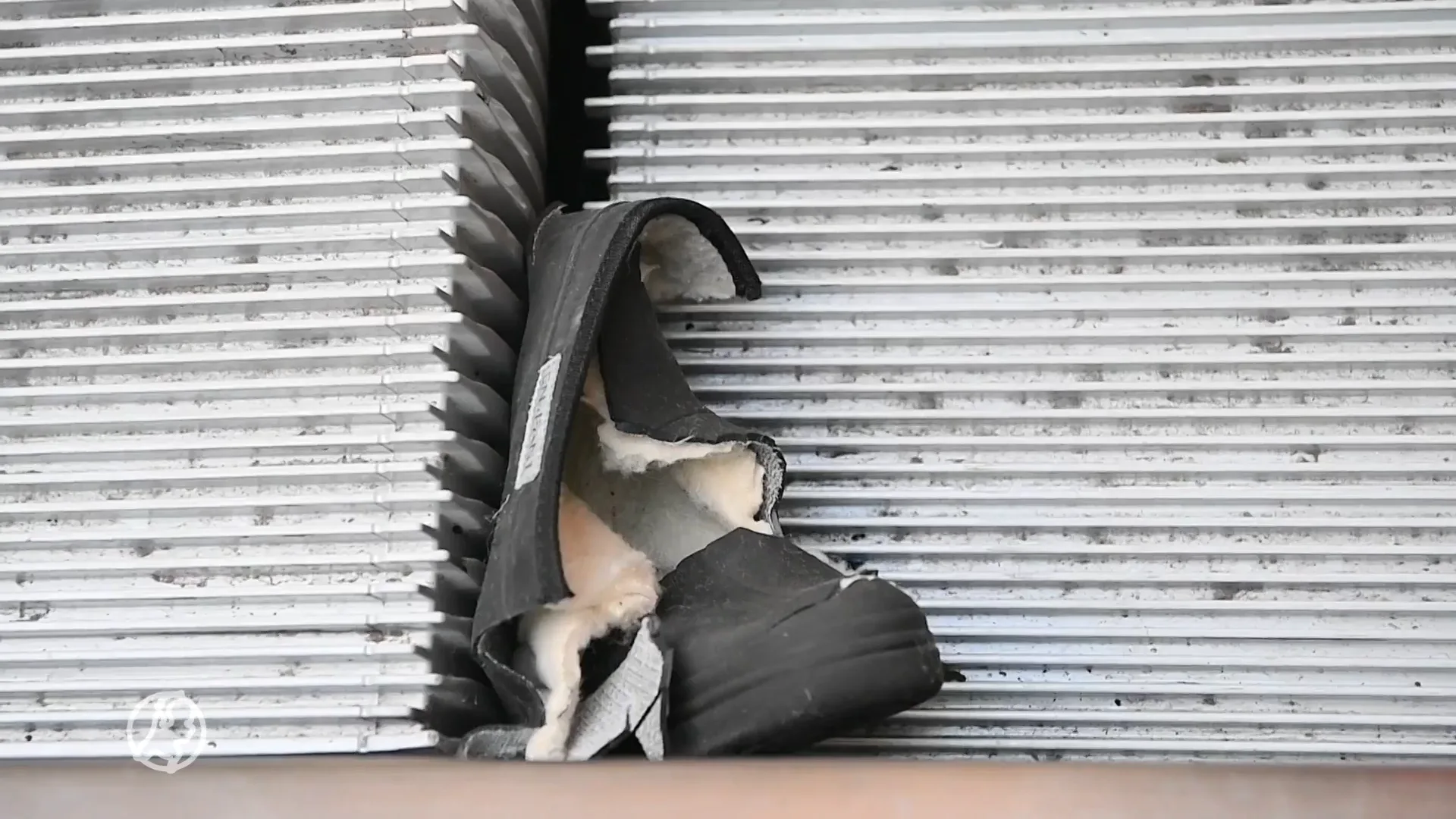 Kind vast met voet tussen roltrap