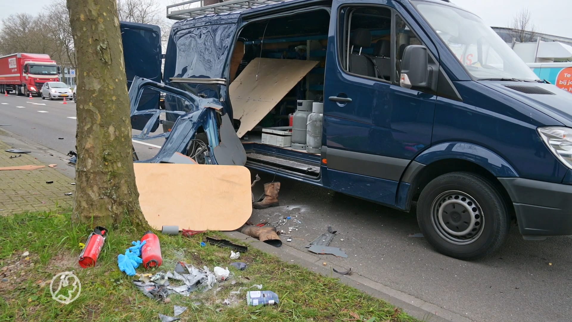 Gasfles ontploft in bestelbus, bestuurder raakt gewond