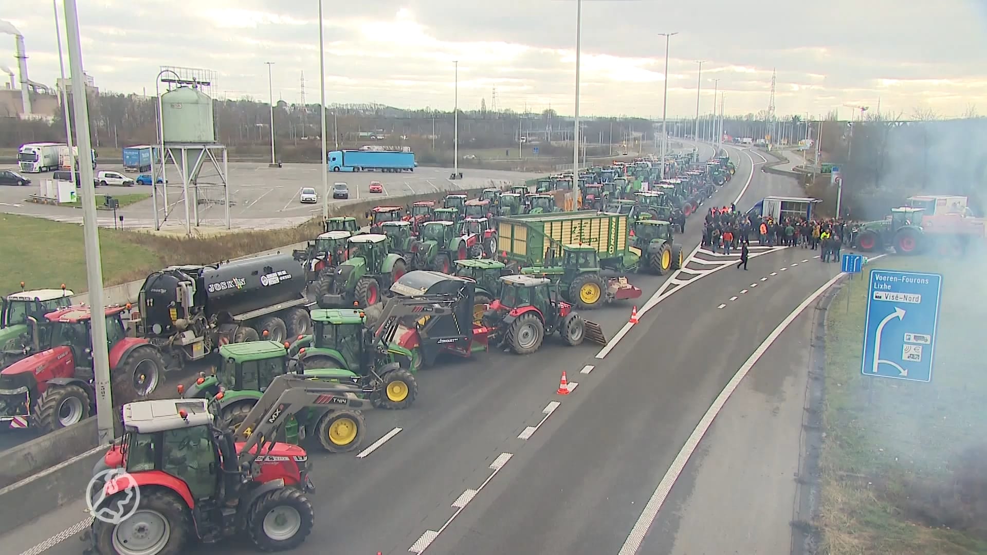 100 tractoren blokkeren grens bij A2