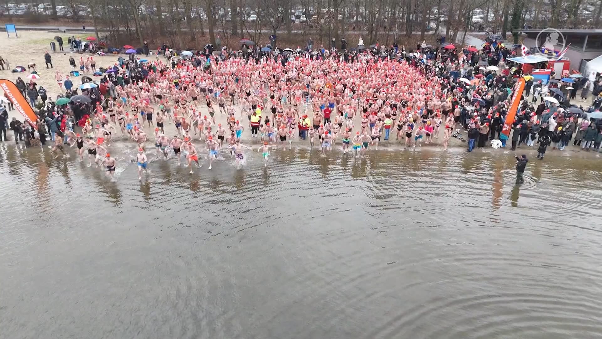 IJskoude start van het jaar: nieuwjaarsduiken door het land