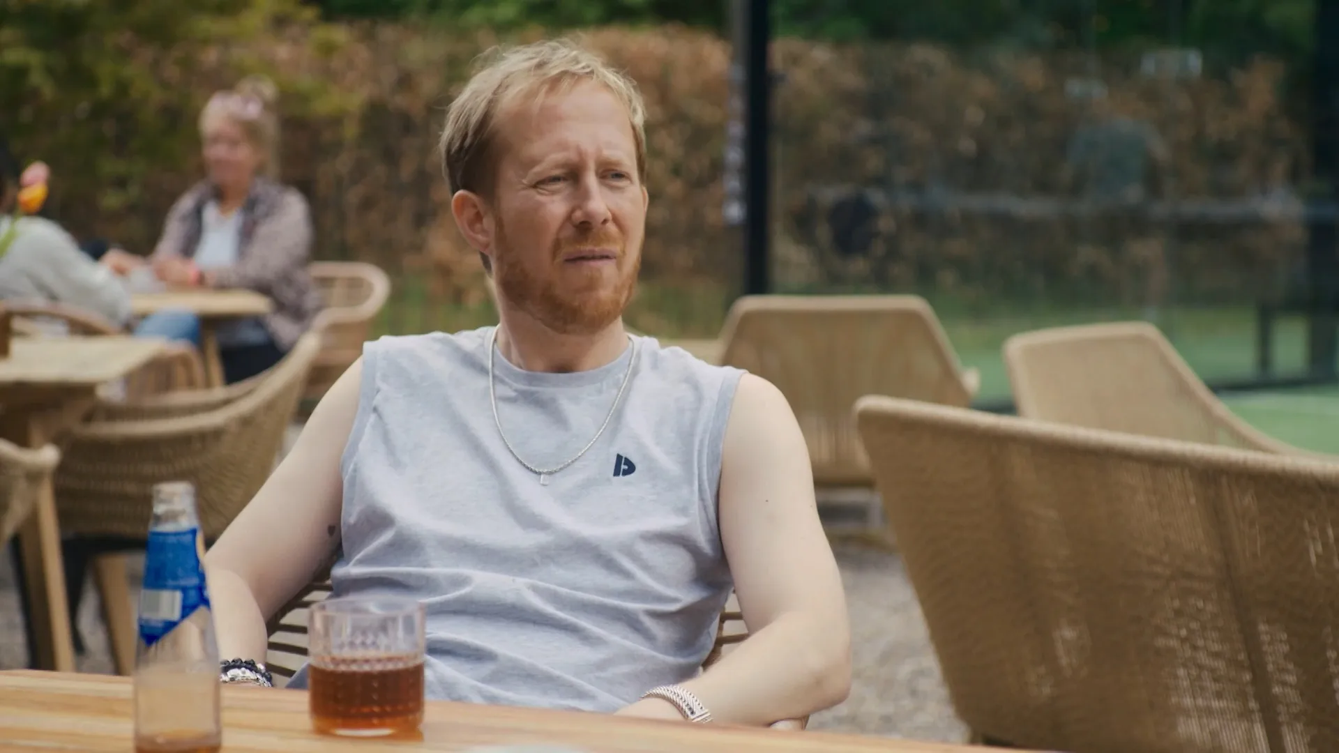 Martin vertelt Dennis dat Kimberly zwanger is