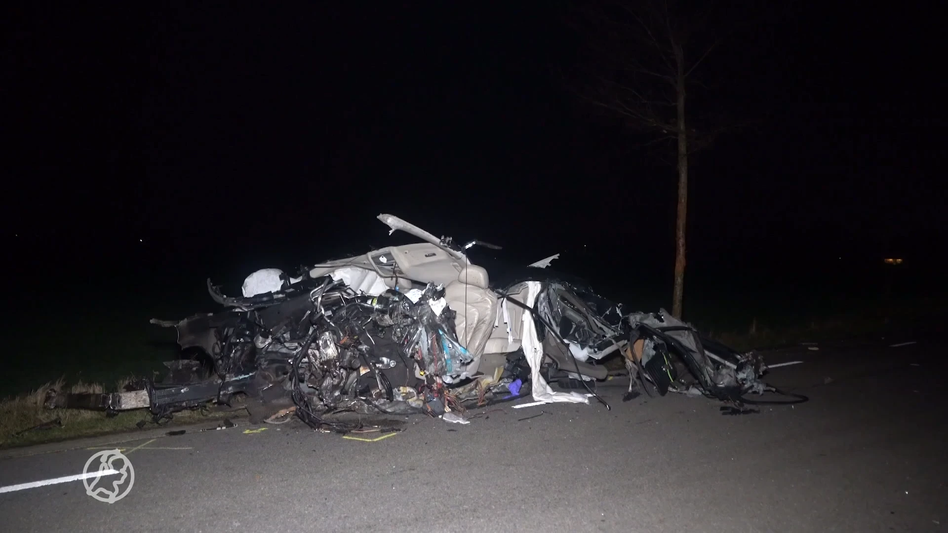 Ravage na fataal ongeval in Hollandscheveld, motorblok uit auto geslagen