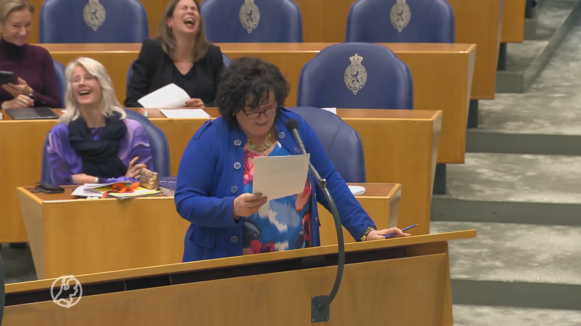 Tweede Kamer ligt dubbel om imitatie Caroline van der Plas
