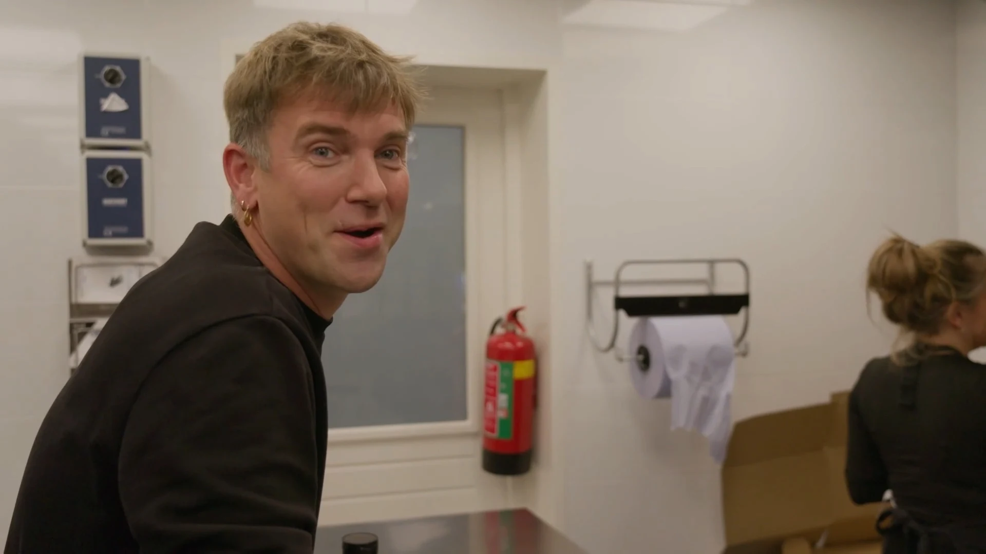 Jacomien helpt Ap kebab snijden: 'net alsof je je poes scheert!'