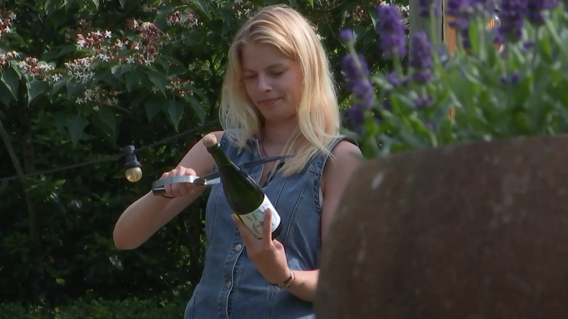 Lynn knalt de fles open!