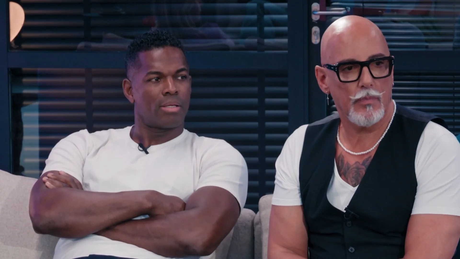 13 deelnemers, 12 bedden... wie slaapt op de bank?