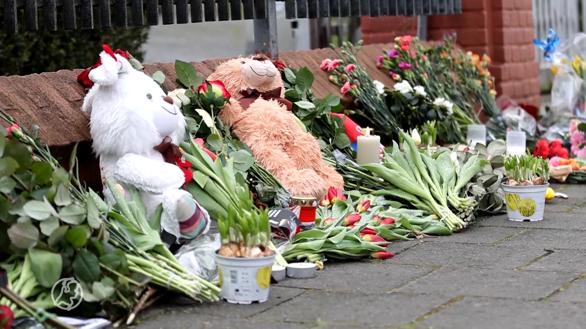 Bloemen bij Russische ambassade om slachtoffers concertzaal
