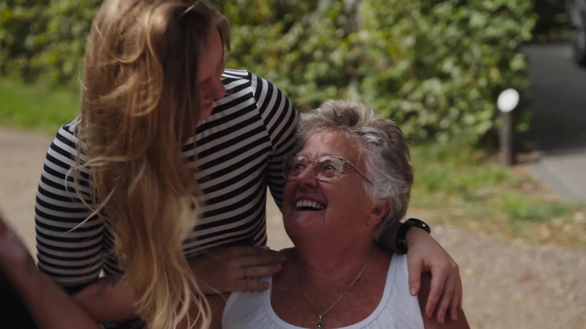 Emotionele laatste dag in Nederland voor Paul, Hilda en Lisa