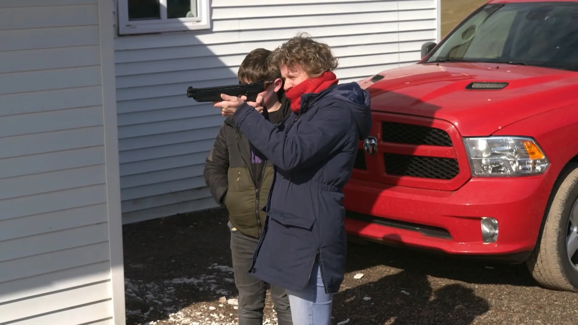 Anne-Mieke leert zoon schieten: 'Het is een cultuurverschil'