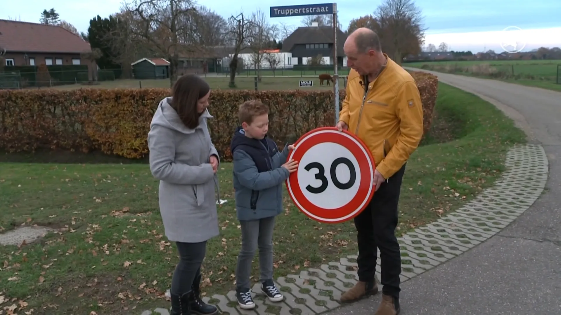 Finn (8) bezorgd over verkeersveiligheid Tungelroy en stapt naar de politiek
