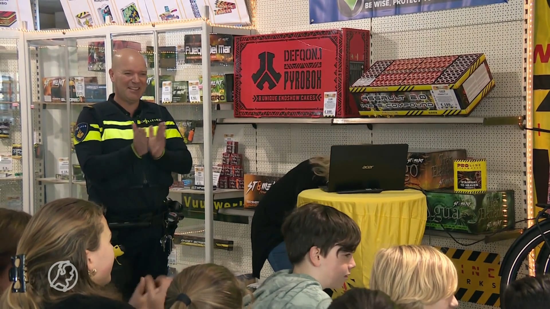 Wijkagent geeft vuurwerkles: hier moet je op letten tijdens oud en nieuw