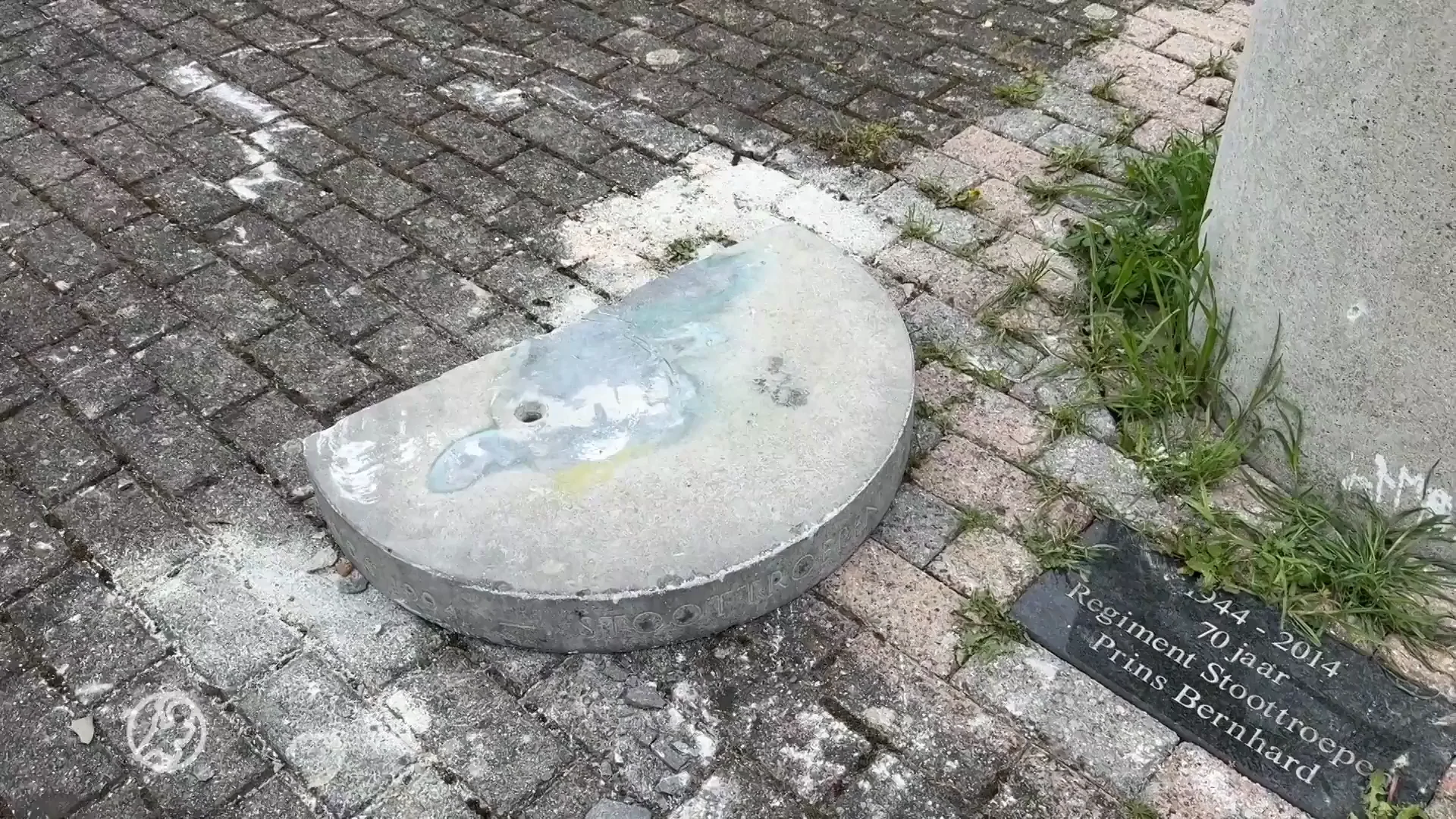 Buurt woest nadat dieven bronzen oorlogsmonument stelen: 'Jammer genoeg gaskamers gemist'