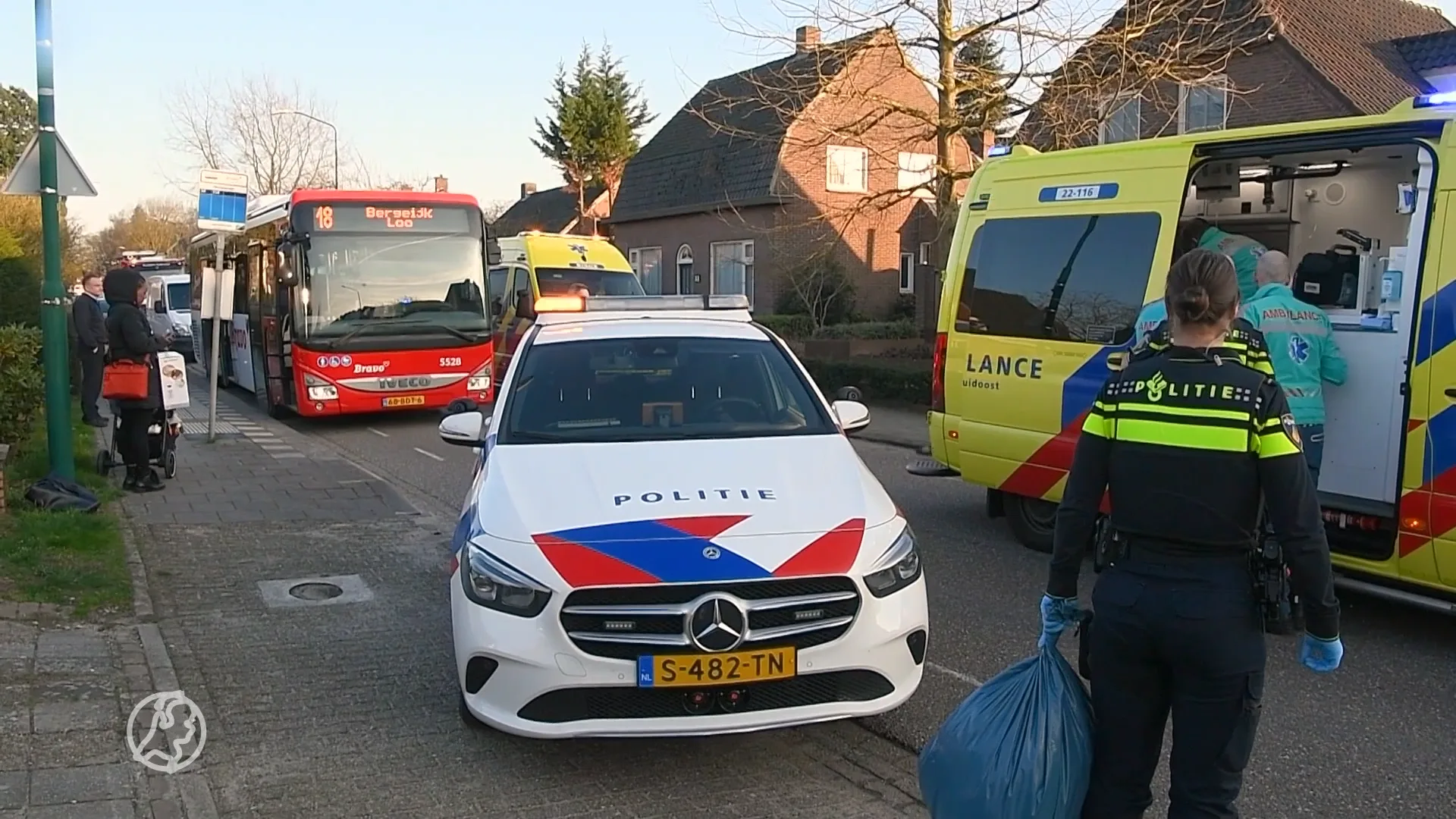 Overstekende buspassagier aangereden door auto