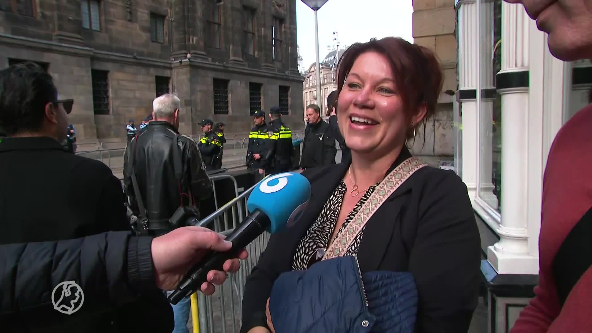 Maar 4000 mensen op regenachtige Dam, toeschouwers streng gefouilleerd