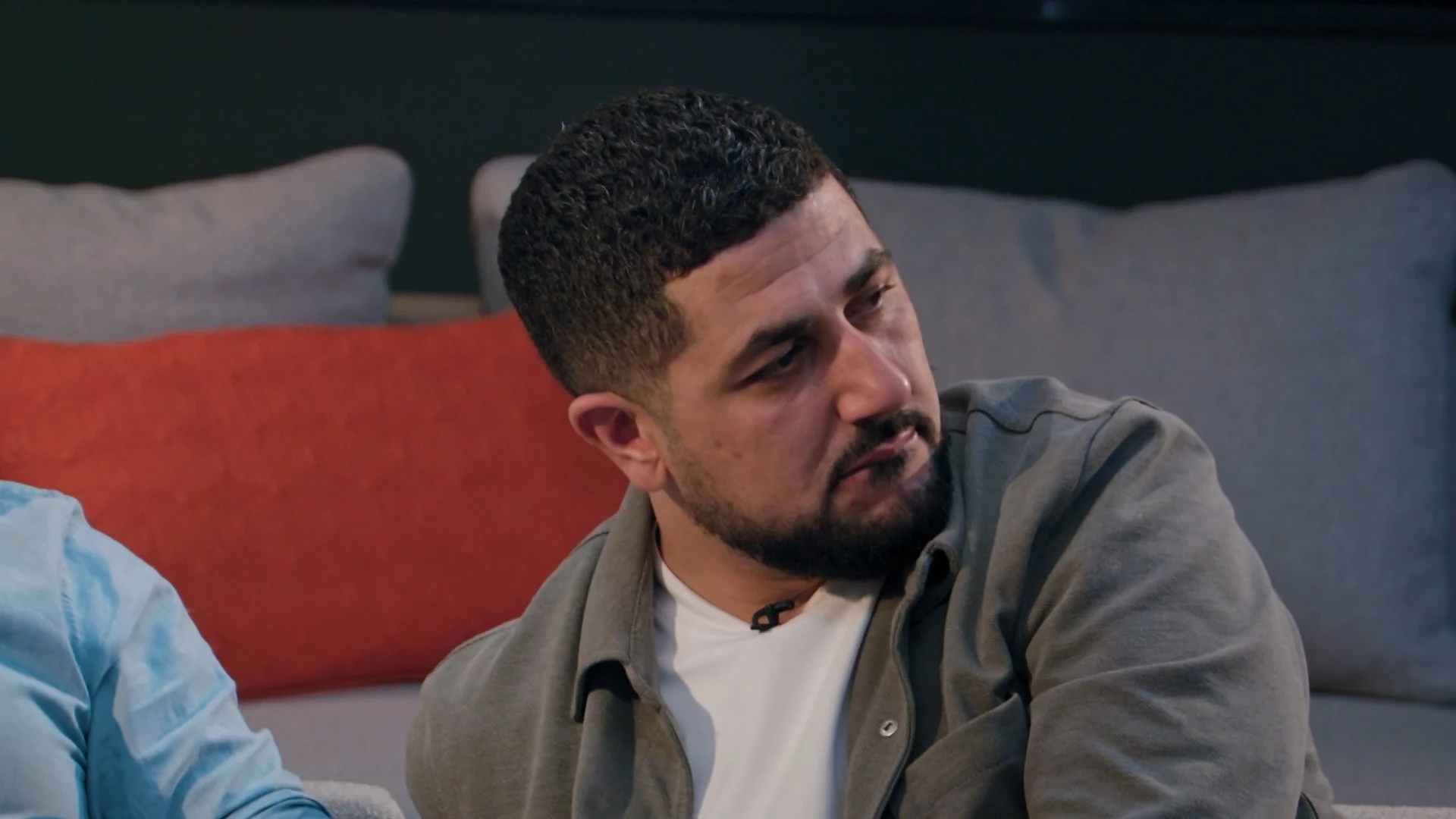 Iliass Ojja ergert zich aan Jaimie Vaes in Het zwaard van Damocles