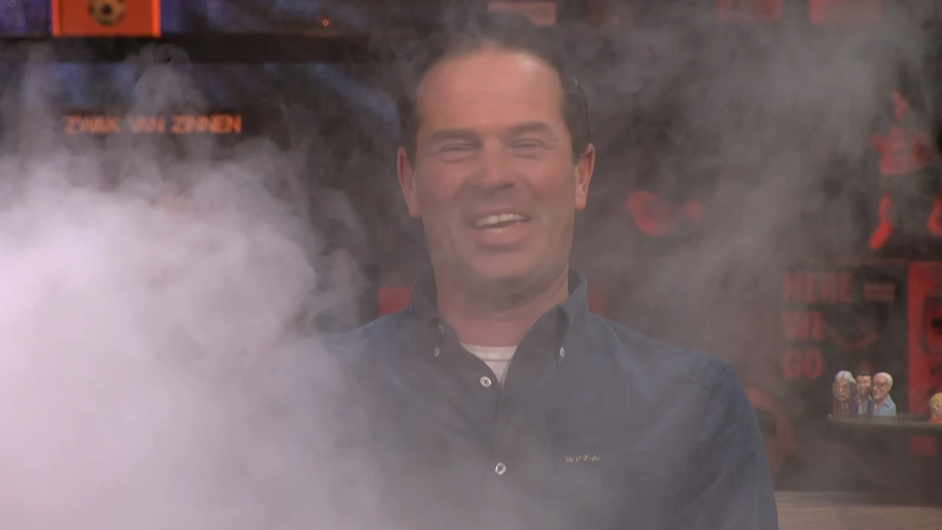 Optreden Bas Nijhuis bij Vandaag Inside bruut verstoord door hevig vuurwerk: ‘STAKEN!!!’