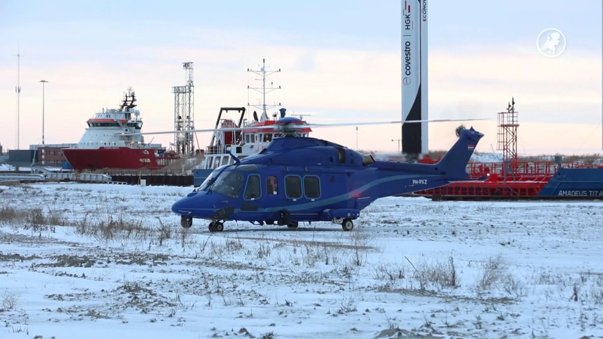 Pakketten aangespoeld op Terschelling: politie zet helikopter in