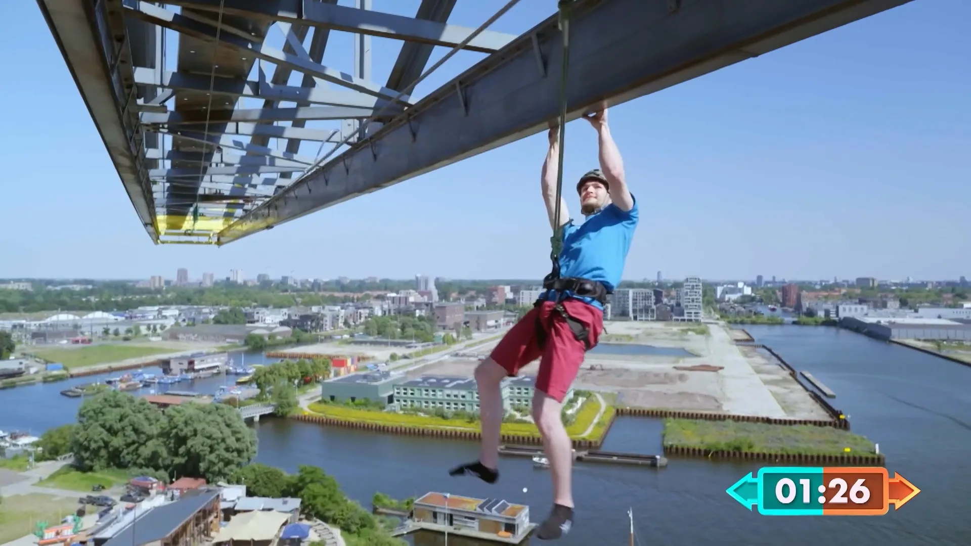 Nederlandse klimkampioen klimt naar het uiteinde van een 40 meter lange kraan.