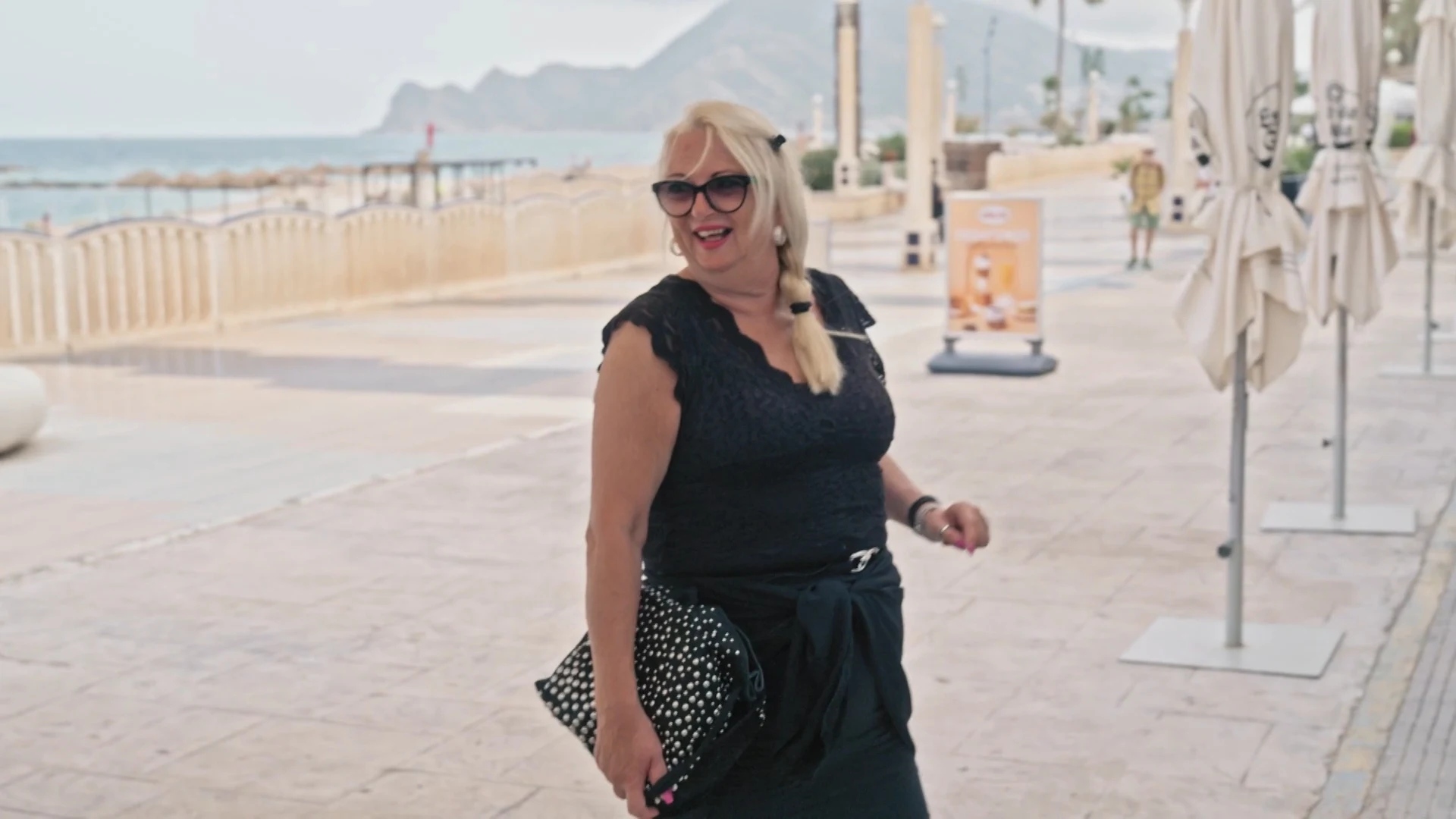 Monique is dol op deze tafels met panterprint: "Ik ben zelf ook een panter!"