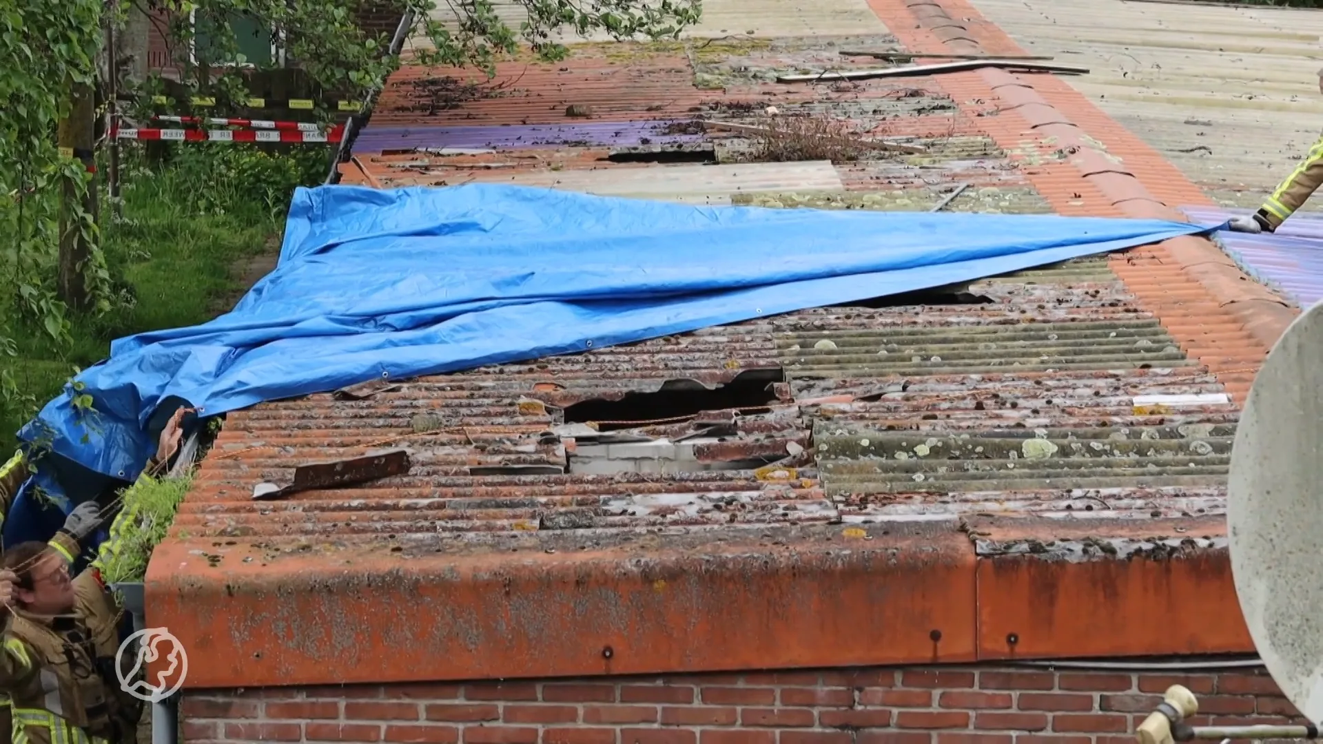 Vader en zoon zakken door dak om bal van schuur te halen