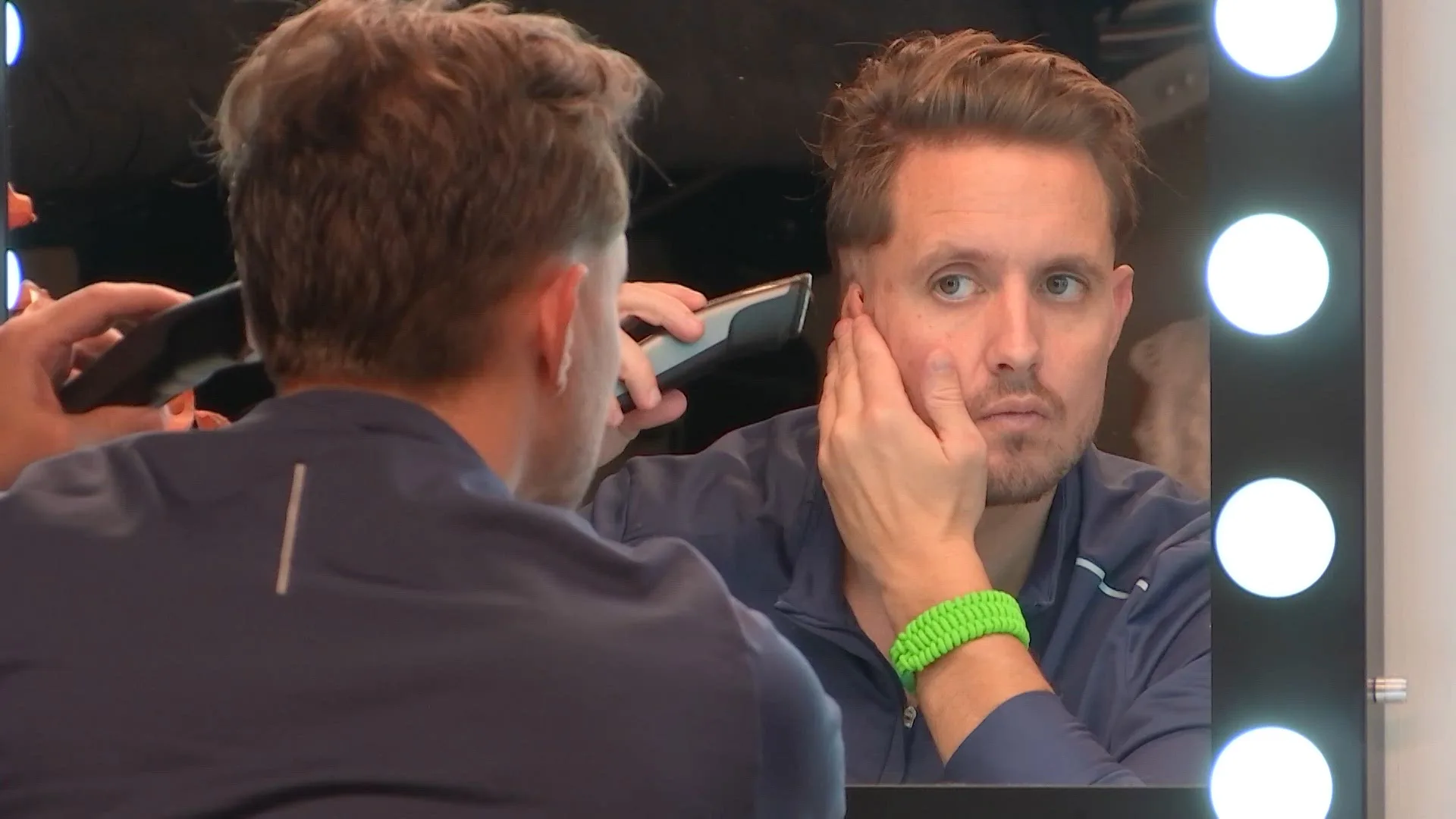 Lisa knipt Angelo: 'Als ze gaan haten, moet je me verdedigen!'