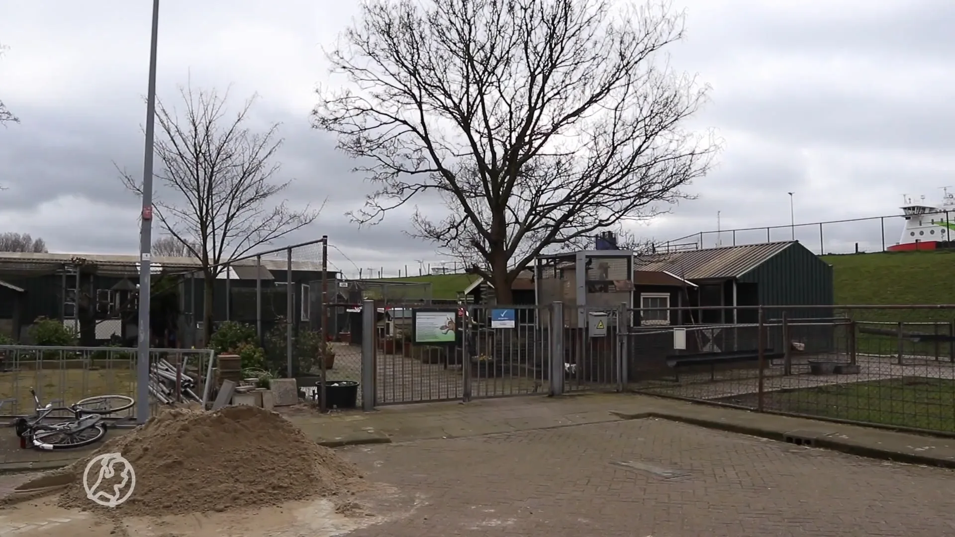 Jongetje wurgt konijnen en cavia's bij zorgboerderij Hoek van Holland