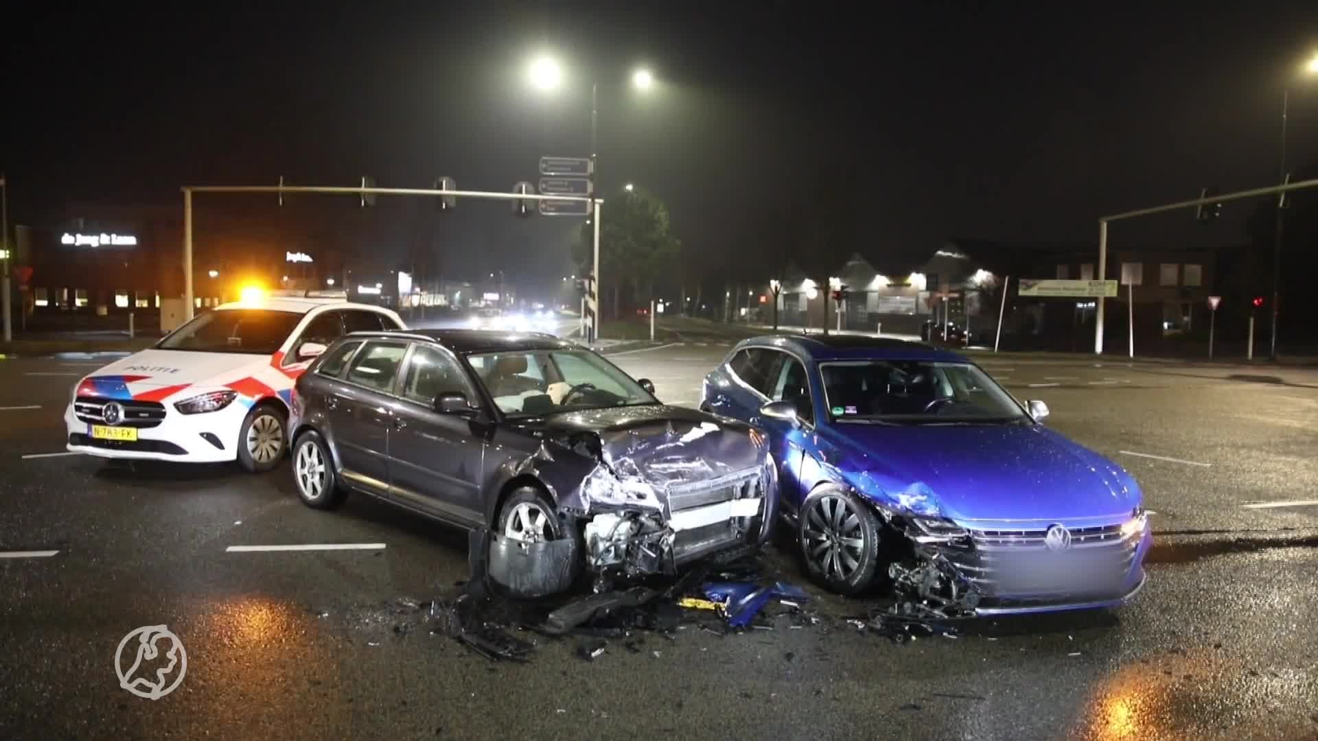 Auto's in kreukels na botsing in Apeldoorn
