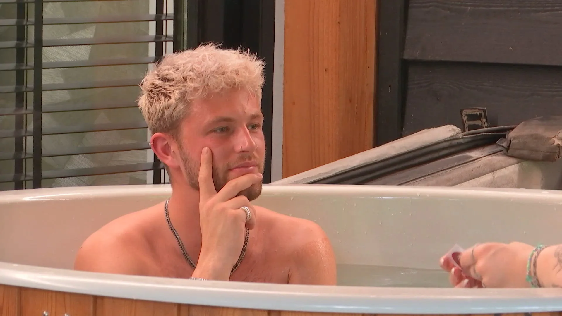Emma probeert een versiertruc in de hottub