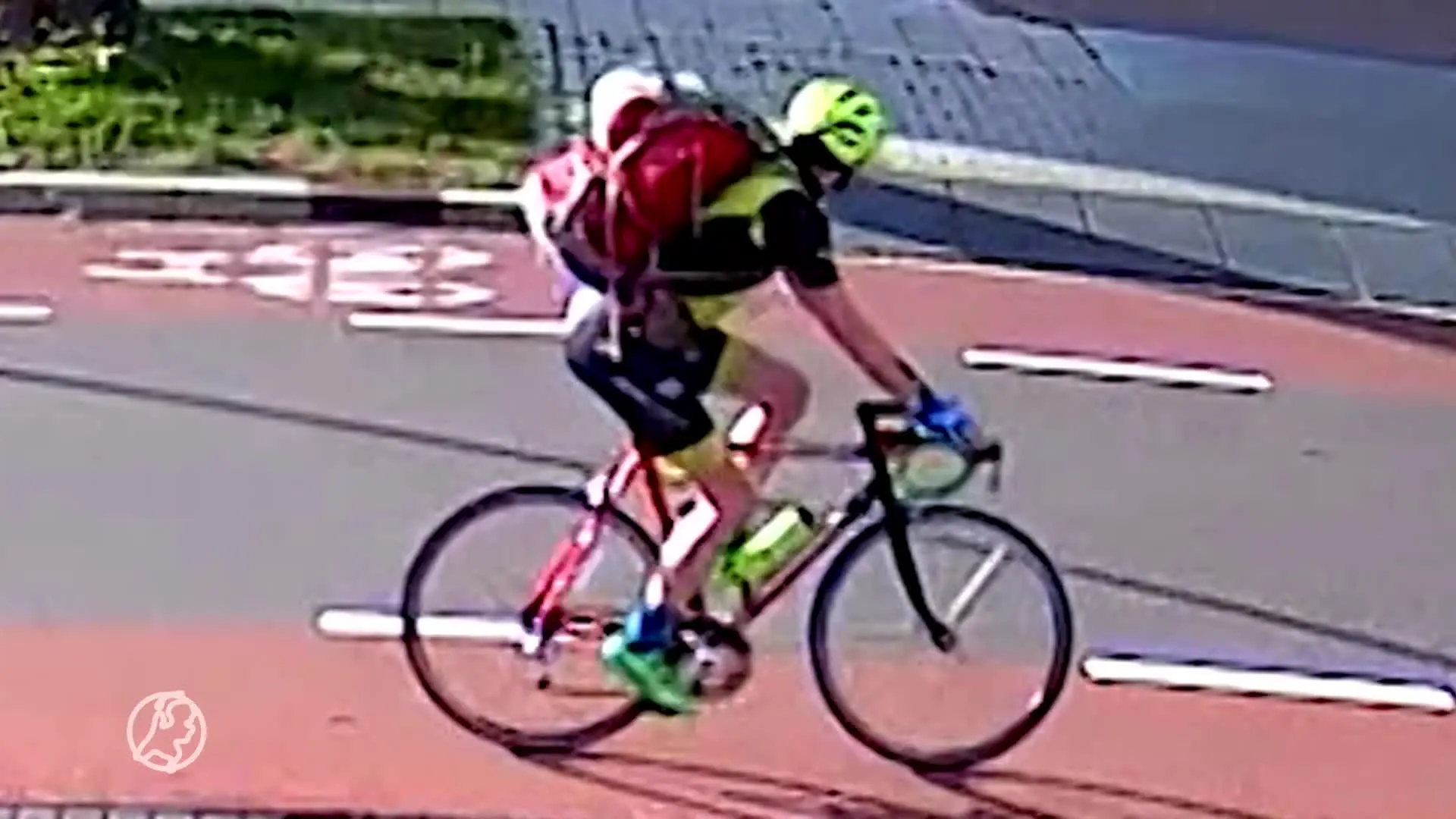 Wielrenner laat piemel meerdere keren zien aan spelende meisjes