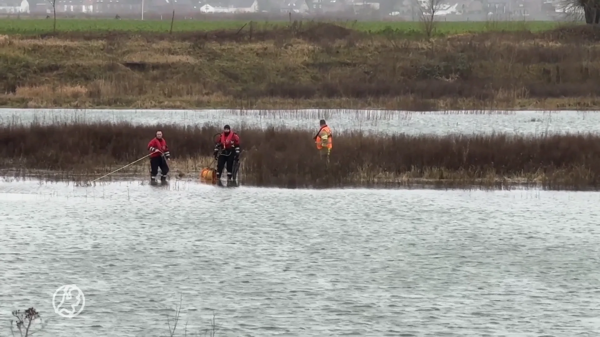 Spookrijder op de vlucht voor politie springt het water in en verdwijnt