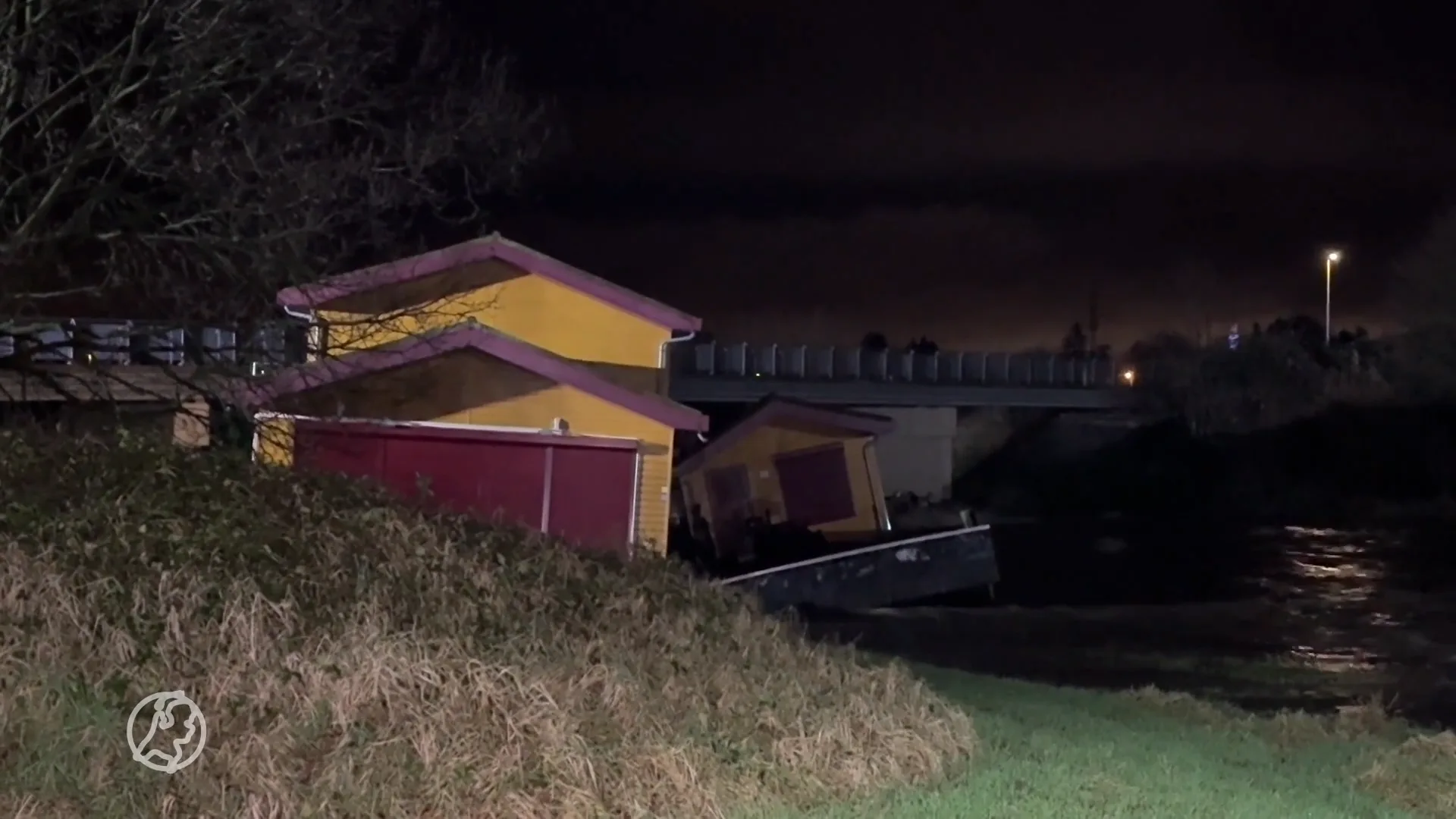 Woonboot drijft weg en botst tegen brug bij doorgebroken dijk in Maastricht