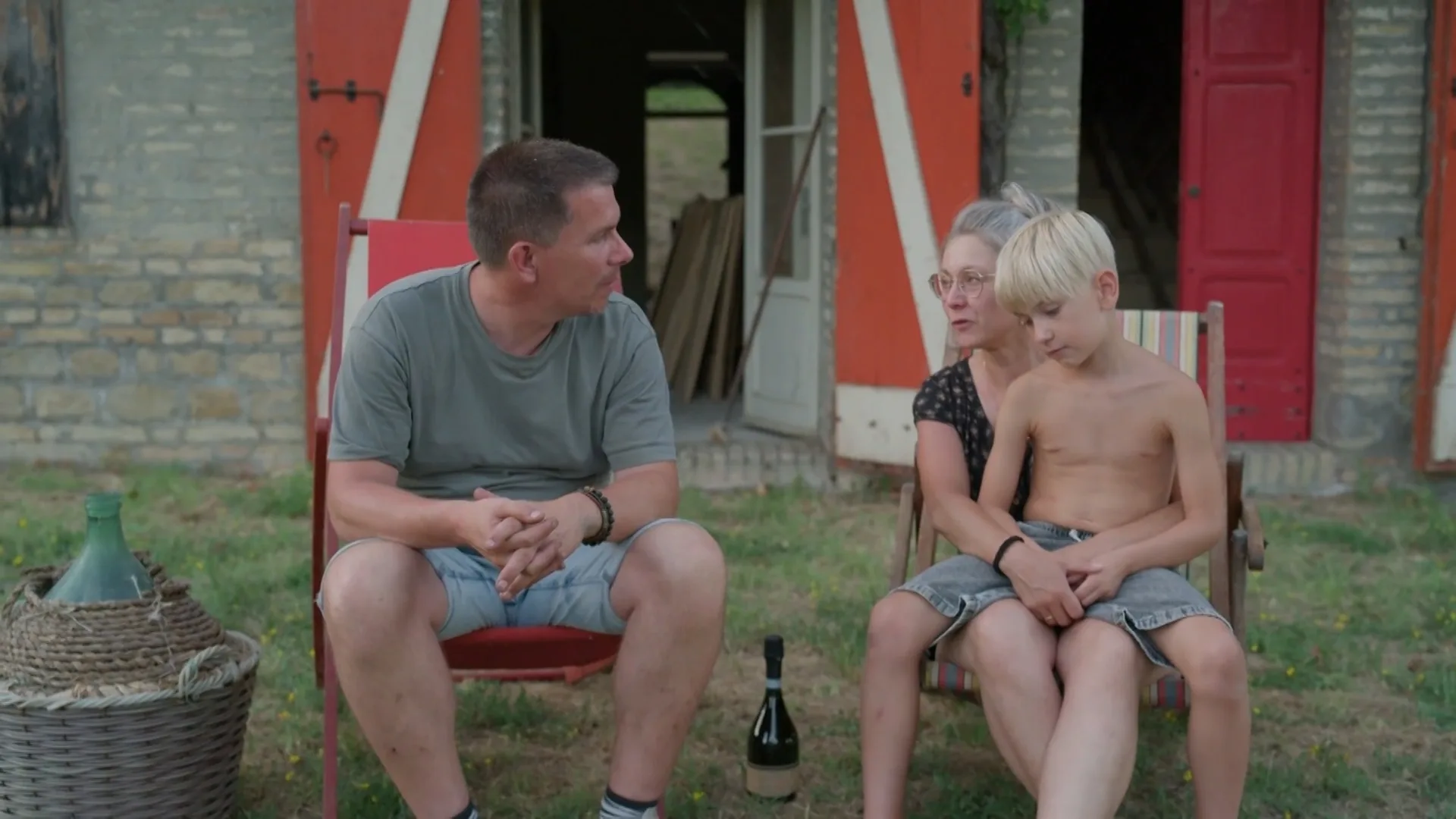 Gerard en Gusta kamperen in tuin van vervallen landhuis