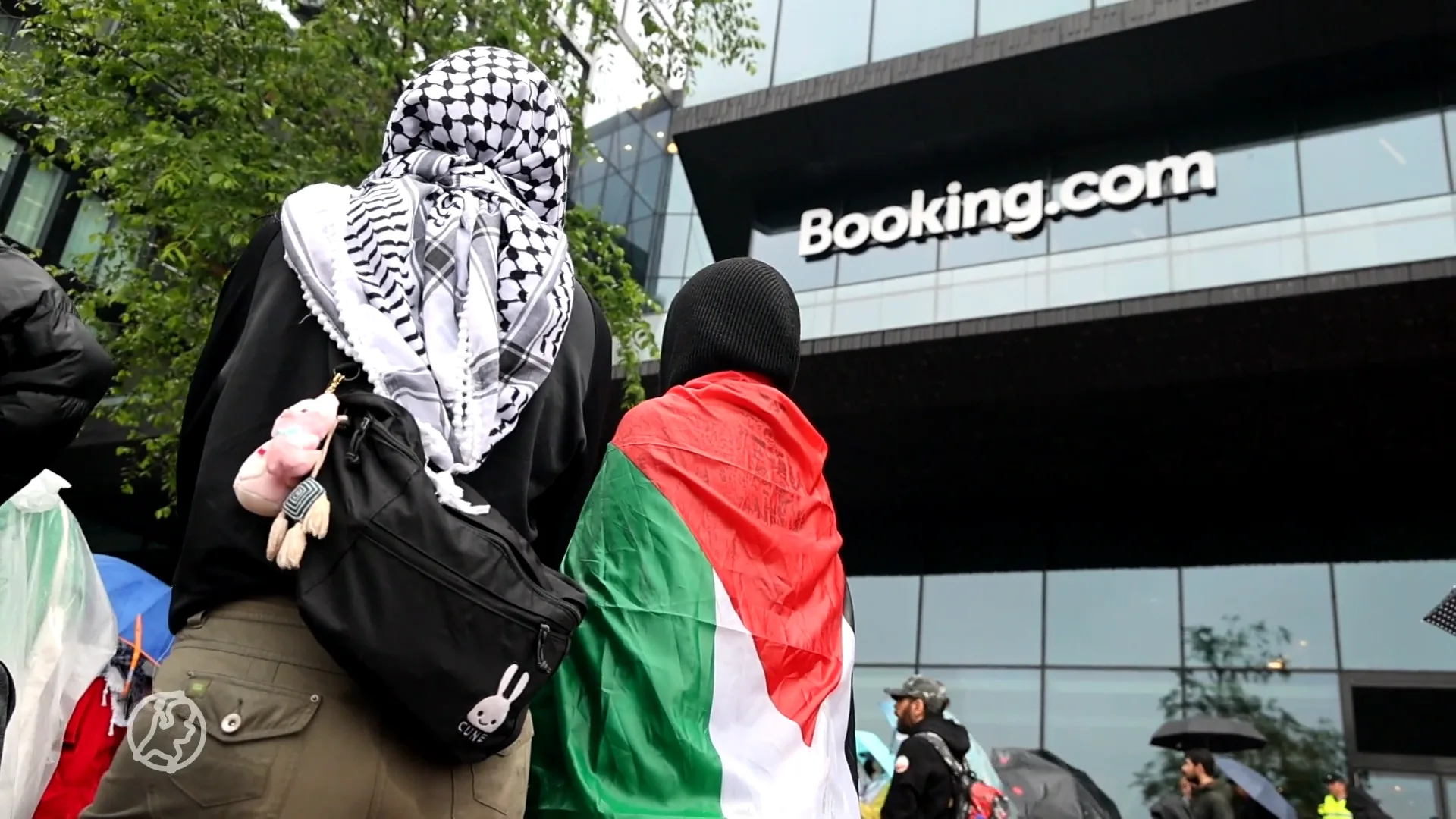 Honderden pro-Palestijnse actievoerders op de stoep bij hoofdkantoor Booking