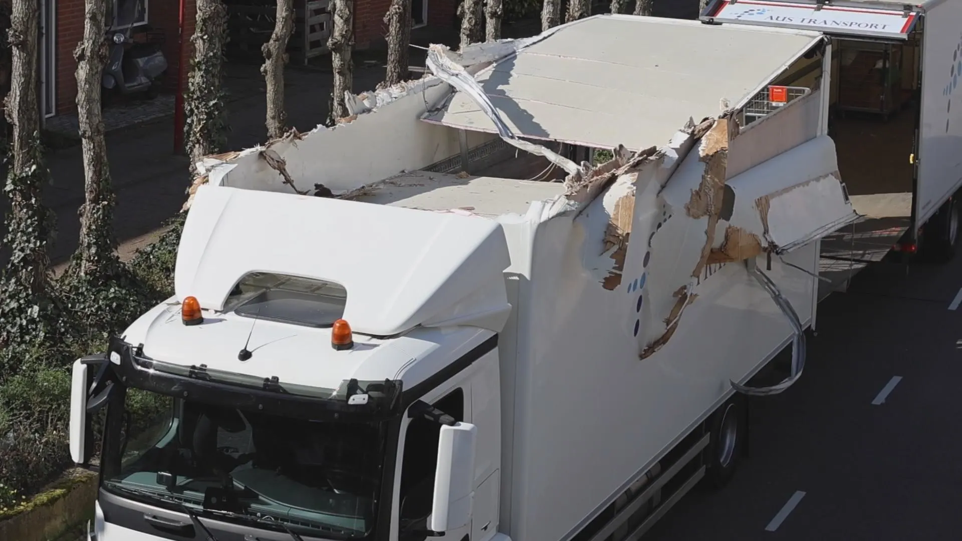 Vrachtwagen rijdt zich klem onder viaduct in Zoetermeer