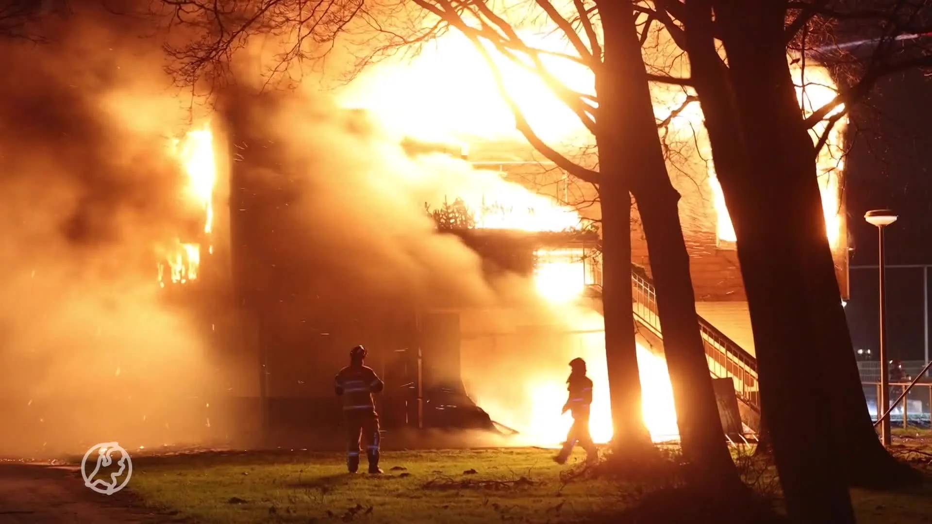 Grote brand legt oud clubhuis DWS Amsterdam in de as