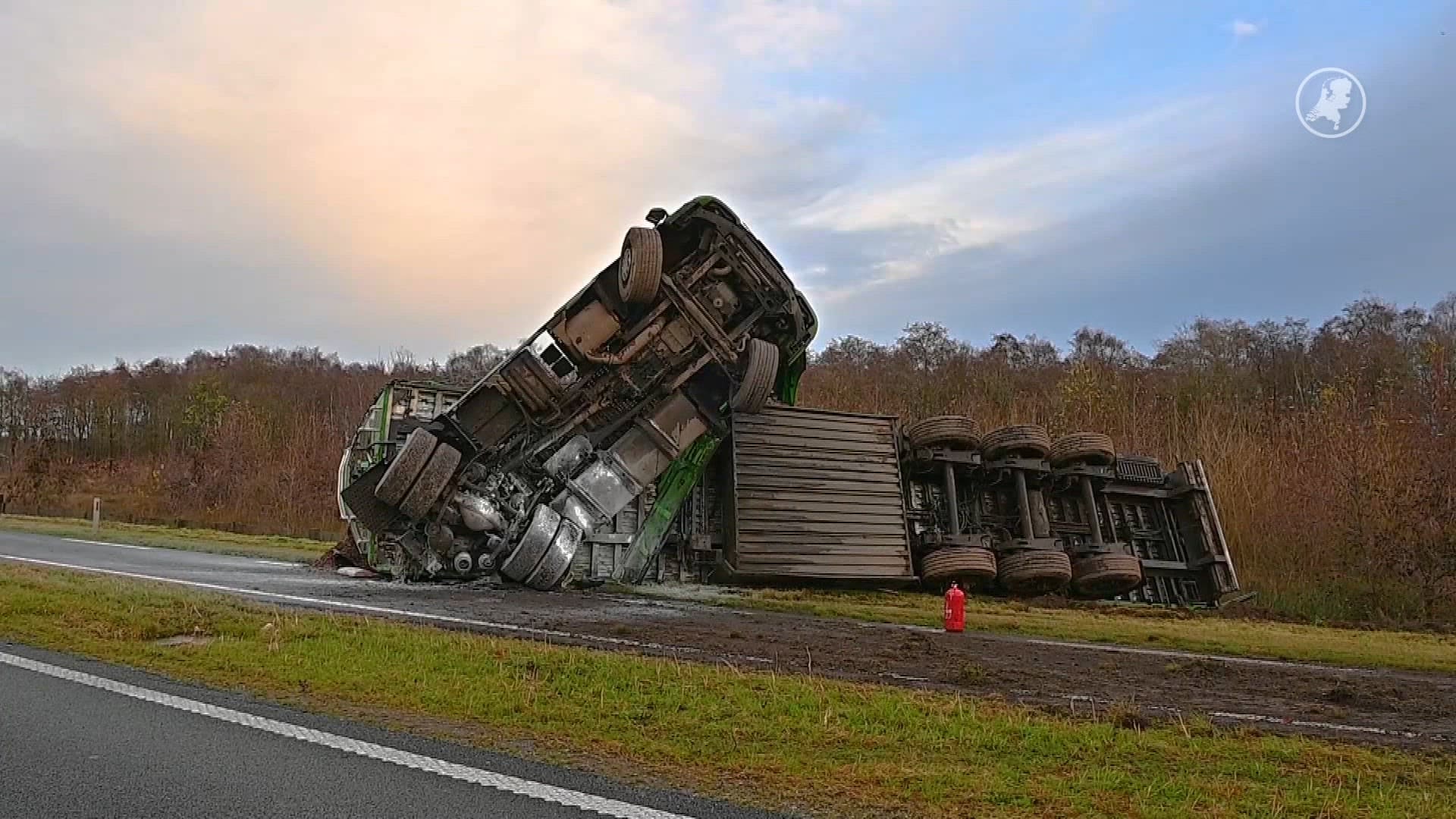 Cabine en oplegger bijzonder beschadigd na crash op N69 bij Riethoven