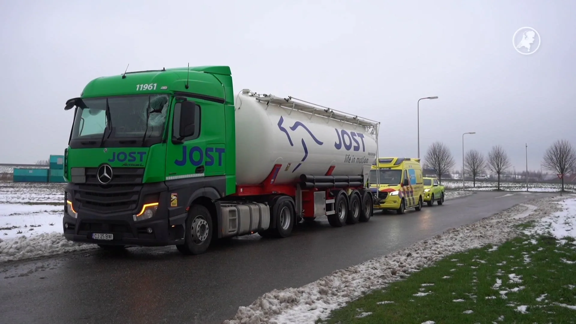 IJs valt dwars door cabine vrachtwagen