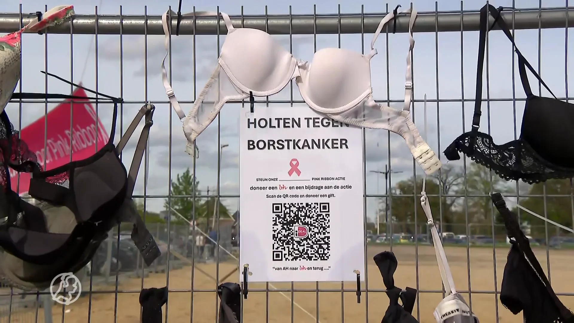 Hekken vol bh's om aandacht te vragen voor borstkanker