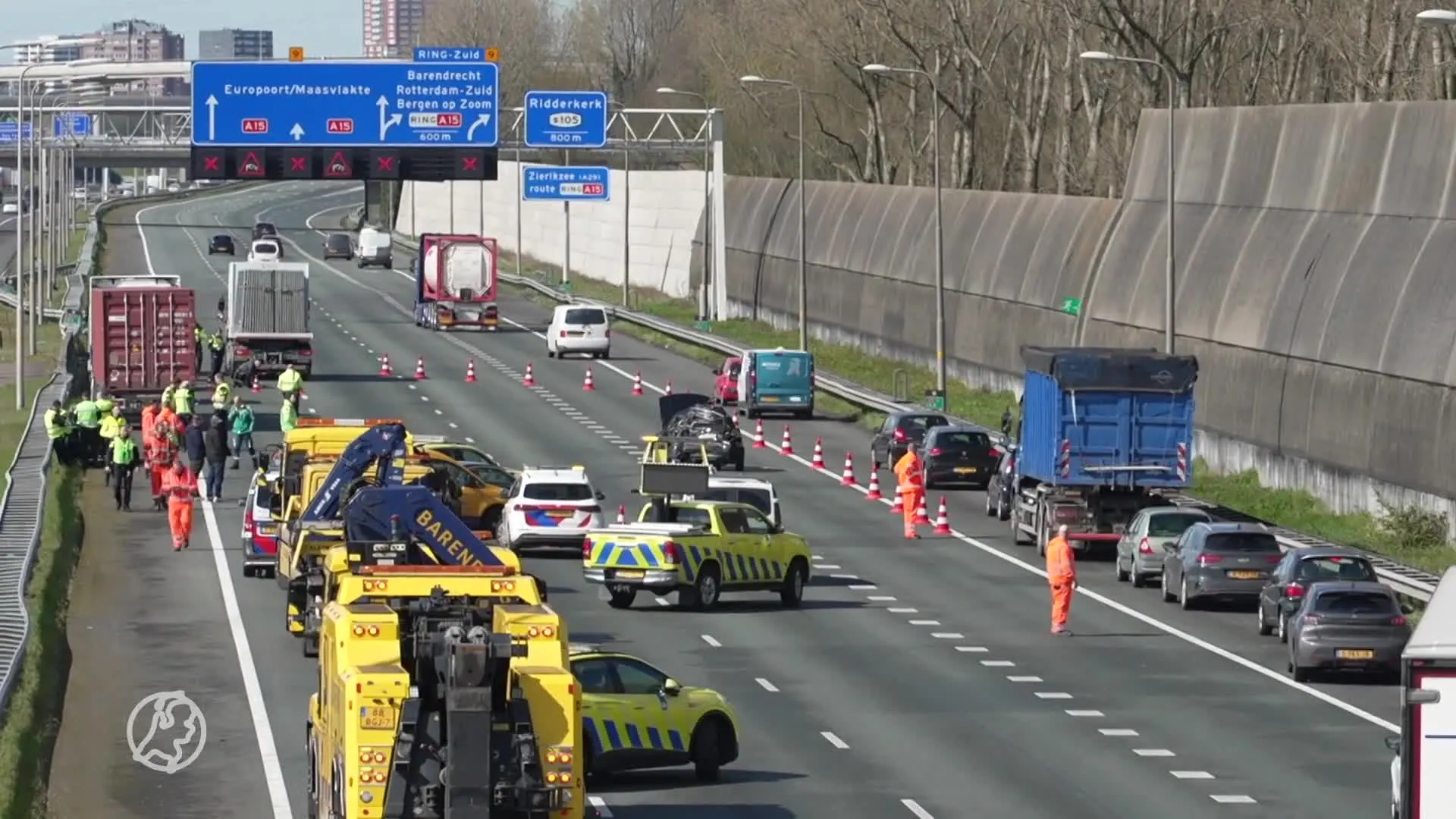 Gewonde bij ongeluk op de A15 bij Ridderkerk, snelweg voorlopig dicht