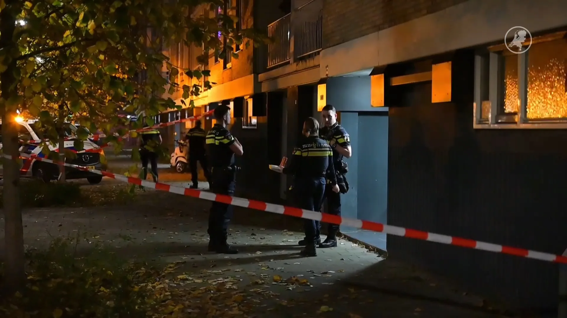 Politie schiet man met mes dood in woning in Rozenburg