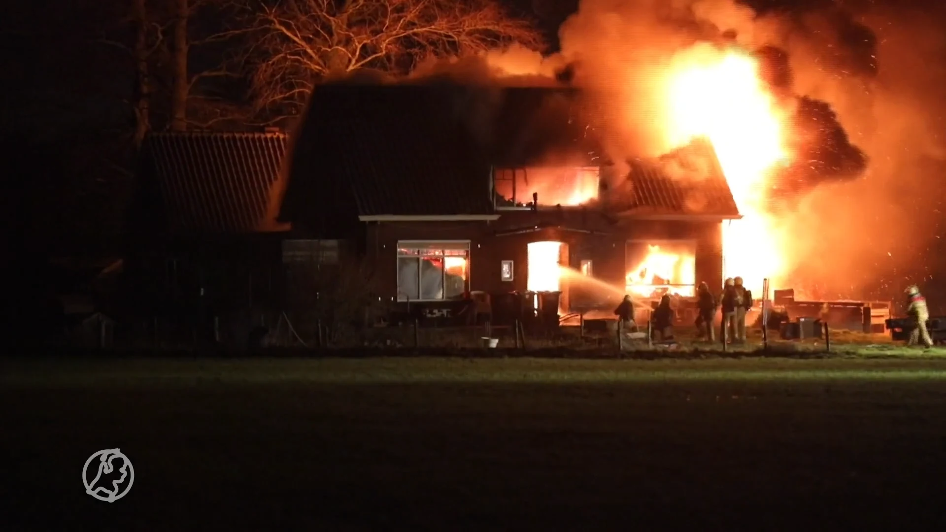 Vijf honden gered bij uitslaande woningbrand, bewoner gewond